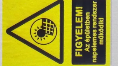 MŰANYAG ÉPÜLET. NAPELEM/ REND. ÜZE AZ ÉPÜLETBEN NAPELEMES RENDSZER MŰK.